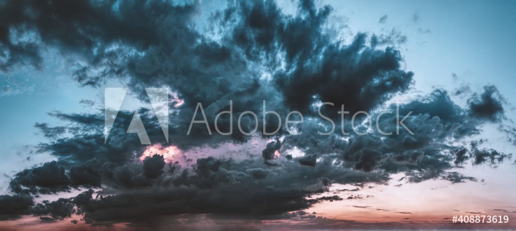 Afbeeldingen van Thunder clouds in sky and sunset